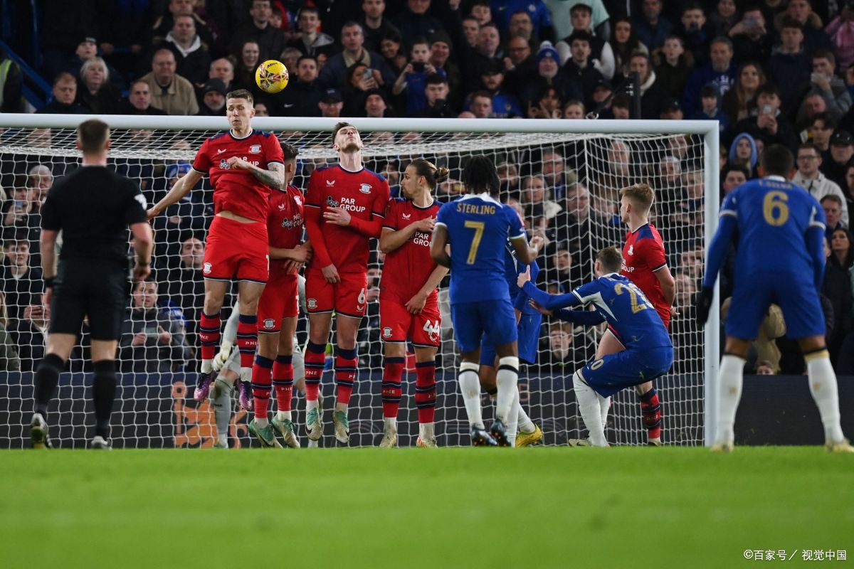 利记官网-赛场激情！欧洲冠军联赛队伍拼尽全力！