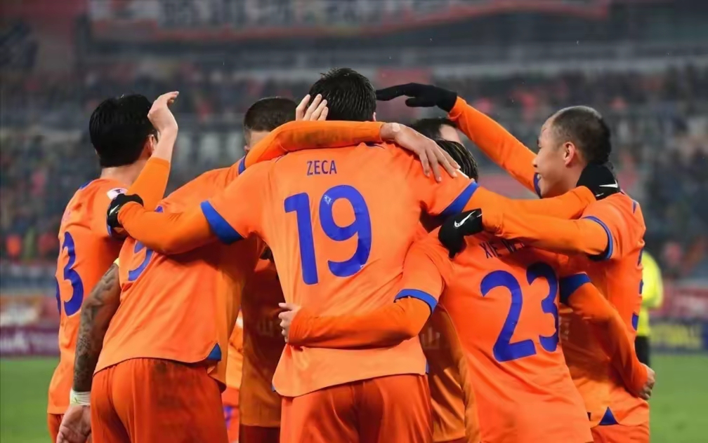 利记-泰达队在比赛中实施紧逼防守，有效制约对手攻势