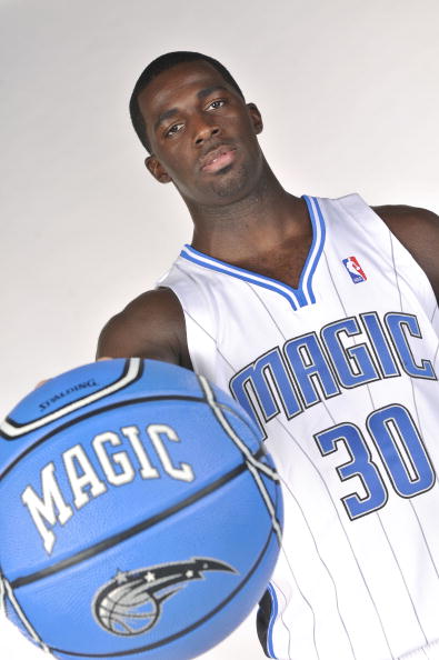 利记官网-巴斯重回篮球赛场，带领球队赢得胜利