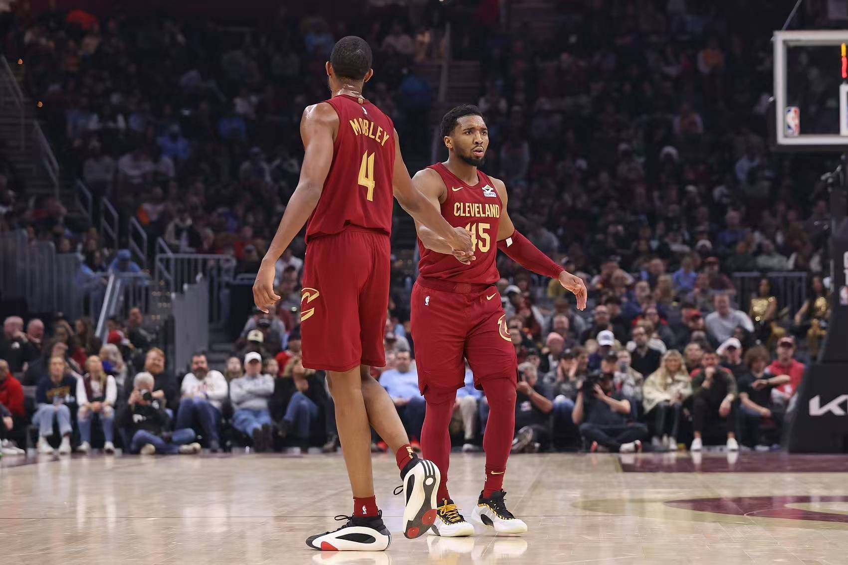 利记-猛龙大胜勇士，东部九连胜引人注目