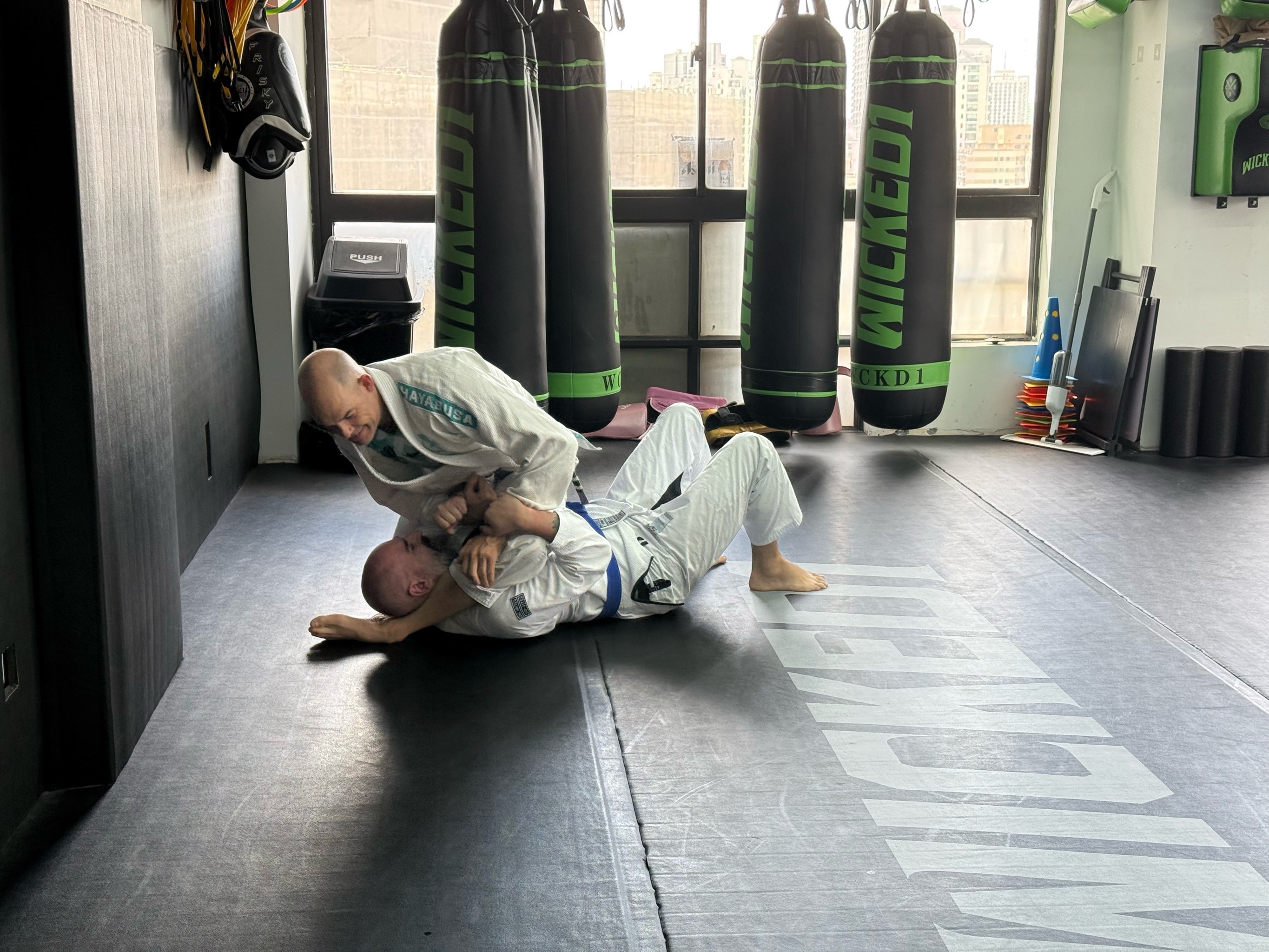 利记官网-医生护士智斗体能训练师:医生护士智力较量负责体能训练